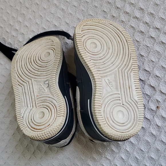 Toddler Nike sneakers size 5C - Picture 6 of 8